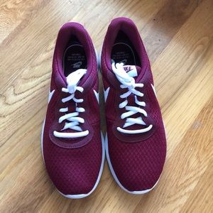 Nike Womans Tanjun, 7.5 Crimson Red